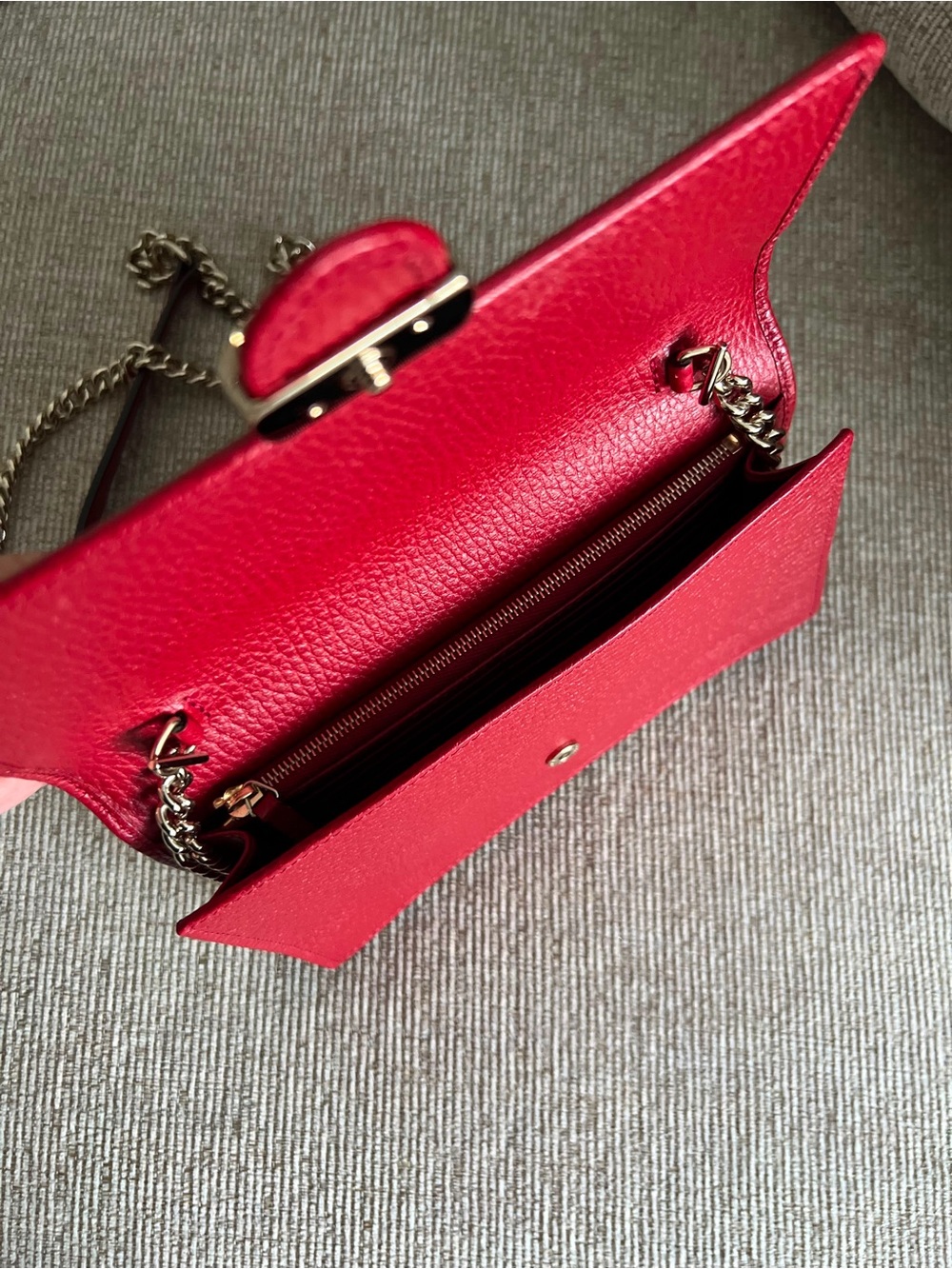 Gucci Red Pebbled Leather Chain Crossbody Wallet - Picture 4 of 10